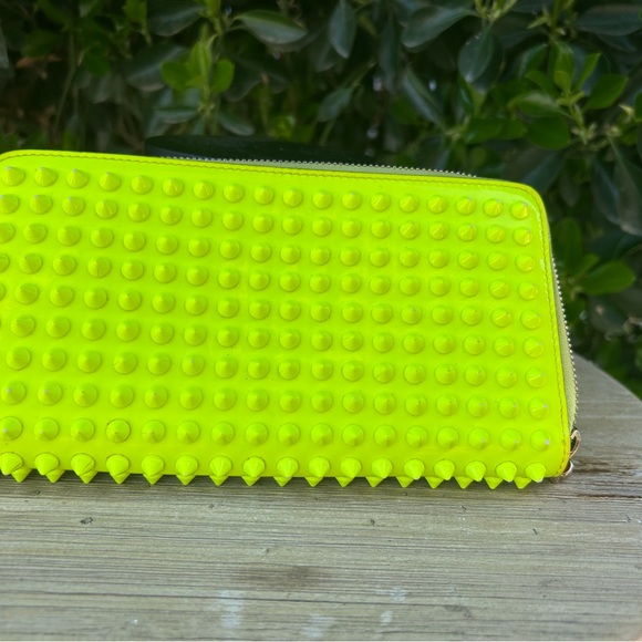 AUTHENTIC CHRISTIAN LOUBOUTIN NEON GREEN WALLET - Picture 3 of 7